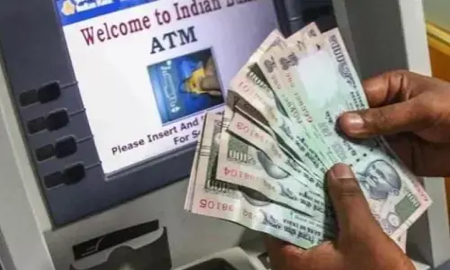 ATM से पैसे निकालने के नियम बदले, डेबिट और क्रेडिट कॉर्ड का भी बढ़ा चार्ज ATM से पैसे निकालने के नियम बदले, डेबिट और क्रेडिट कॉर्ड का भी बढ़ा चार्ज