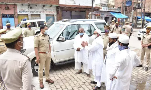 एसपी विनीत जायसवाल पहुंचे मस्जिद और जांची सुरक्षा व्यवस्था, धर्मगुरुओं को दी ईद की बधाई एसपी विनीत जायसवाल पहुंचे मस्जिद और जांची सुरक्षा व्यवस्था, धर्मगुरुओं को दी ईद की बधाई