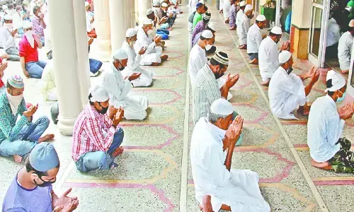 सादगी के साथ मनाई गई बकरा ईद, घरों में अदा की ईद की नमाज सादगी के साथ मनाई गई बकरा ईद, घरों में अदा की ईद की नमाज