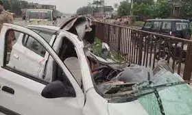 ट्रेन से रेस लगाने में दर्दनाक हादसा, कार सवार महिला समेत तीन की मौत