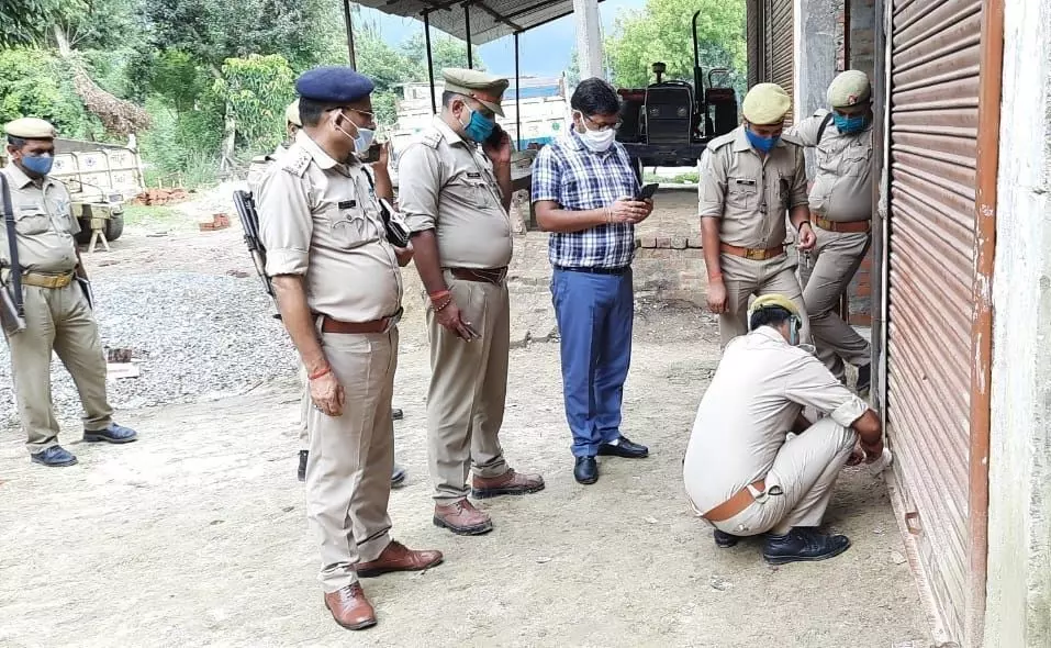 अपमिश्रित शराब के साथ ठेकेदार व सेल्समैन गिरफ्तार अपमिश्रित शराब के साथ ठेकेदार व सेल्समैन गिरफ्तार