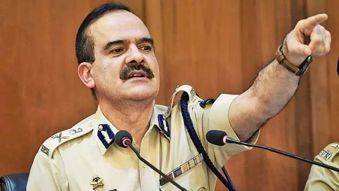 मुंबई पुलिस के पूर्व कमिशनर परमबीर सिंह पर गिरी गाज, उद्धव सरकार ने किया सस्पेंड मुंबई पुलिस के पूर्व कमिशनर परमबीर सिंह पर गिरी गाज, उद्धव सरकार ने किया सस्पेंड
