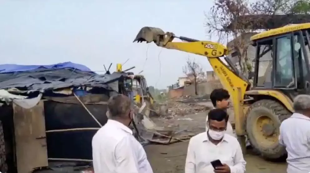 Yogi govt action in delhi illegal occupation bulldozer | योगी सरकार का दिल्ली में में चला बुल्डोजर, रोहिंग्या कैंप तोड़कर खाली कराई 150 करोड़ की जमीन