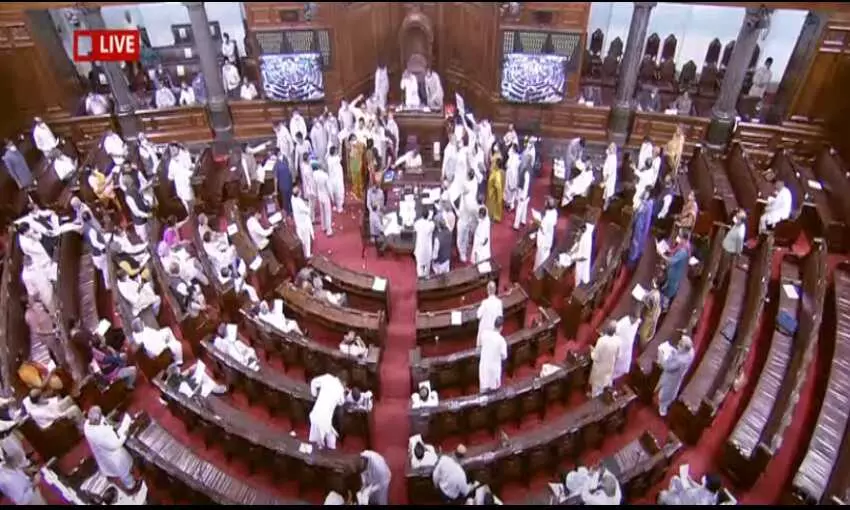 राज्यसभा में BJP-TMC सांसद भिड़े, मार्सलों को करना पड़ा बीच-बचाव राज्यसभा में BJP-TMC सांसद भिड़े, मार्सलों को करना पड़ा बीच-बचाव