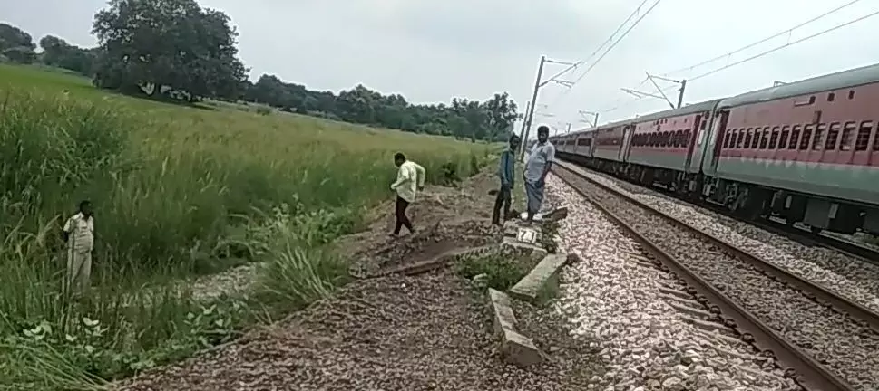 अज्ञात व्यक्ति की रेलवे लाइन के पास मिली लाश