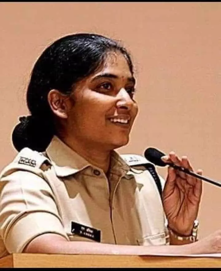 एक पुलिस कांस्टेबल की आदर्श पत्नी और एक आदर्श डीसीपी एक पुलिस कांस्टेबल की आदर्श पत्नी और एक आदर्श डीसीपी