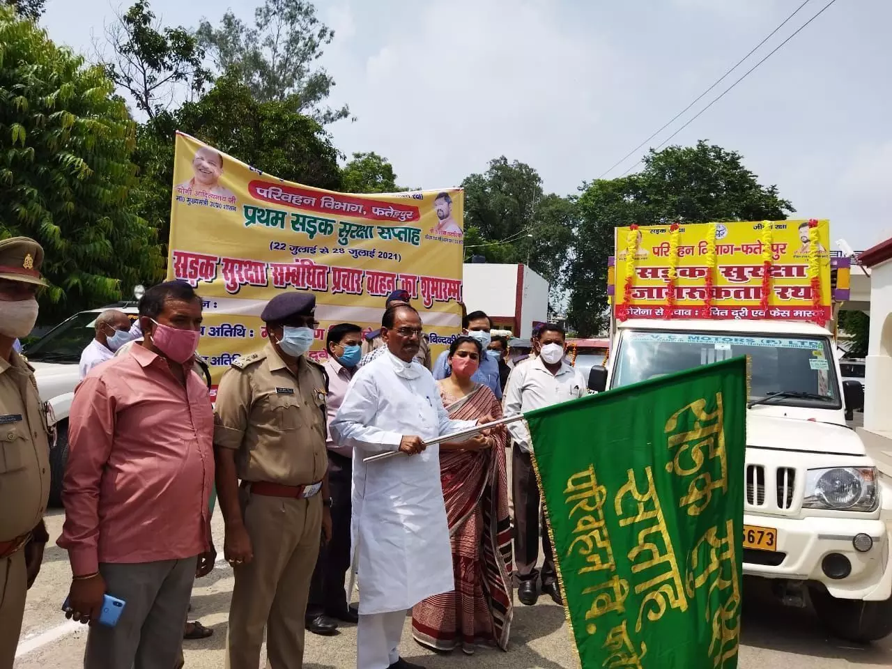 सड़क सुरक्षा वाहन को हरी झंडी दिखाकर किया रवाना सड़क सुरक्षा वाहन को हरी झंडी दिखाकर किया रवाना