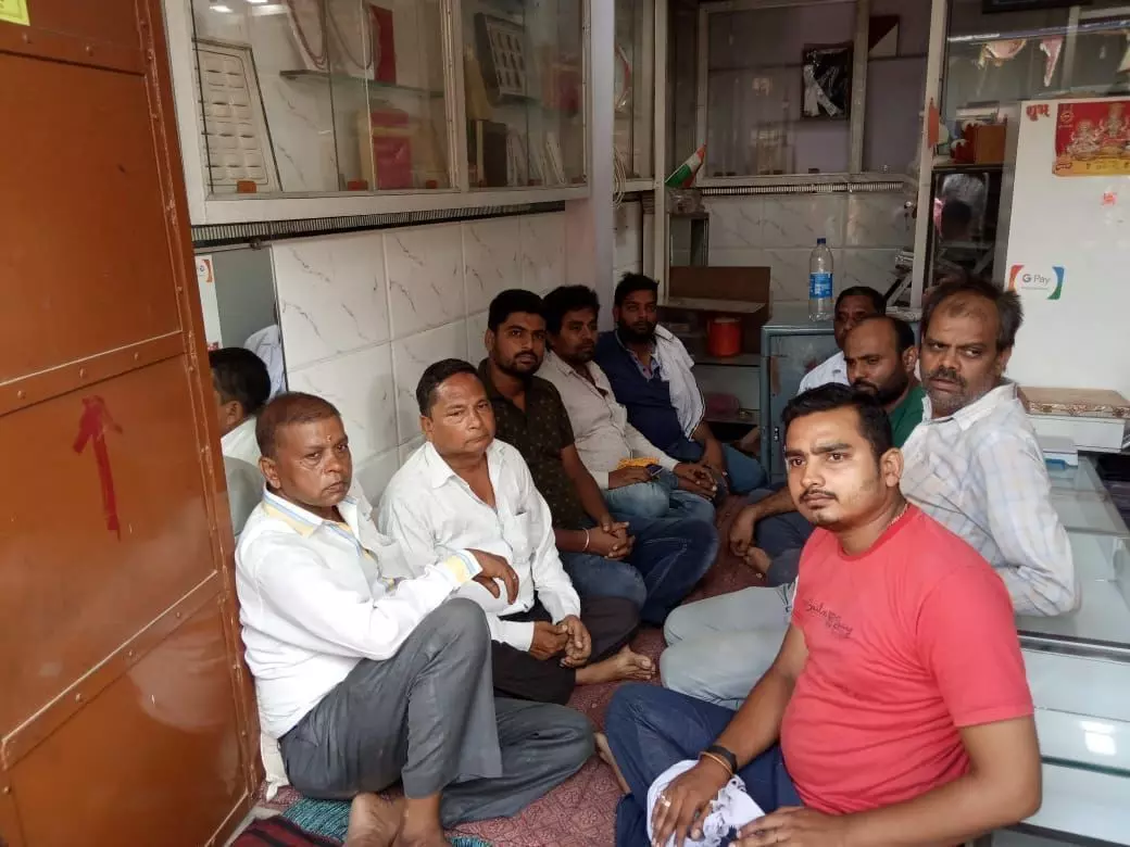 बैठक कर रणनीति बनाते आक्रोशित व्यापारी बैठक कर रणनीति बनाते आक्रोशित व्यापारी