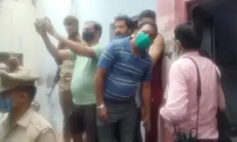 आगरा में एक महिला और उसके तीन बच्चों की गला काटकर हत्या आगरा में एक महिला और उसके तीन बच्चों की गला काटकर हत्या