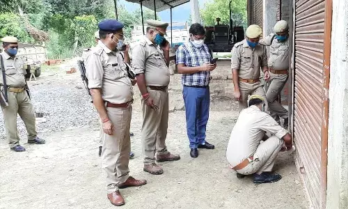 अपमिश्रित शराब के साथ ठेकेदार व सेल्समैन गिरफ्तार अपमिश्रित शराब के साथ ठेकेदार व सेल्समैन गिरफ्तार