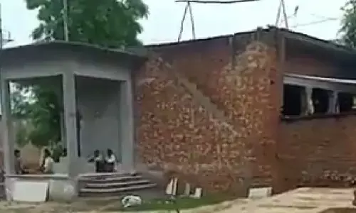 अंबेडकर साहब की मूर्ति के पास बनाया जा रहा शौचालय... अंबेडकर साहब की मूर्ति के पास बनाया जा रहा शौचालय...