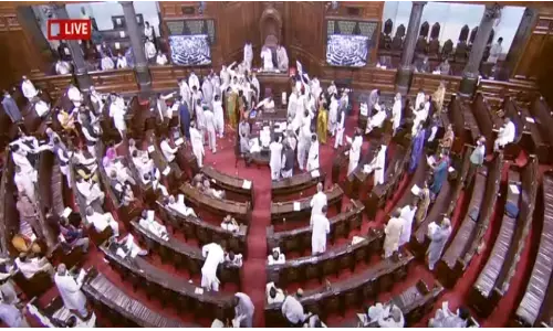 राज्यसभा में BJP-TMC सांसद भिड़े, मार्सलों को करना पड़ा बीच-बचाव राज्यसभा में BJP-TMC सांसद भिड़े, मार्सलों को करना पड़ा बीच-बचाव