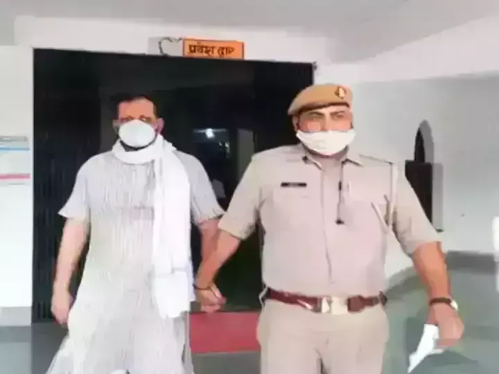 स्मृति ईरानी को फेसबुक पर आपत्तिजनक टिप्पणी करने वाले प्रोफ़ेसर सय्यार अली को भेजा गया जेल स्मृति ईरानी को फेसबुक पर आपत्तिजनक टिप्पणी करने वाले प्रोफ़ेसर सय्यार अली को भेजा गया जेल