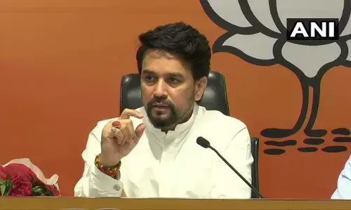 अनुराग ठाकुर का अखिलेश यादव पर बड़ा हमला, बोले- टोटी चुराने वाले रोटी कैसे देंगे