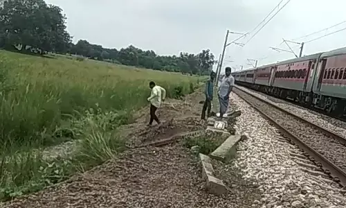 अज्ञात व्यक्ति की रेलवे लाइन के पास मिली लाश अज्ञात व्यक्ति की रेलवे लाइन के पास मिली लाश