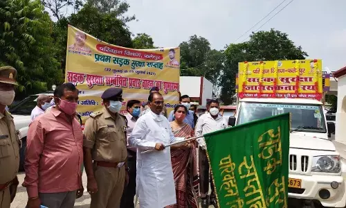 सड़क सुरक्षा वाहन को हरी झंडी दिखाकर किया रवाना सड़क सुरक्षा वाहन को हरी झंडी दिखाकर किया रवाना