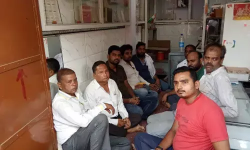बैठक कर रणनीति बनाते आक्रोशित व्यापारी बैठक कर रणनीति बनाते आक्रोशित व्यापारी