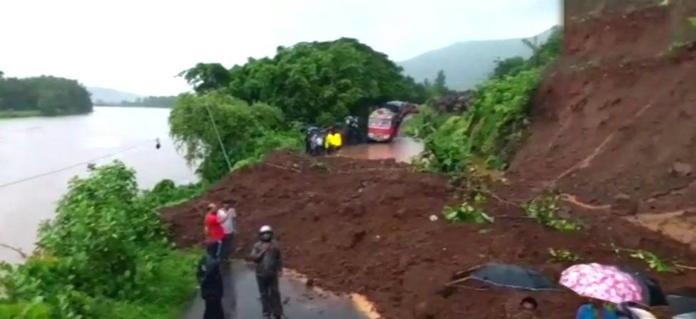 महाराष्ट्र में भारी बारिश और बाढ़ का कहर : महाड में भूस्खलन, 7 शव मिले, नौ की तलाश जारी