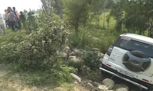 शाहजहांपुर में कार ने दो बाइकों को मारी टक्कर, चार लोगों की मौत शाहजहांपुर में कार ने दो बाइकों को मारी टक्कर, चार लोगों की मौत