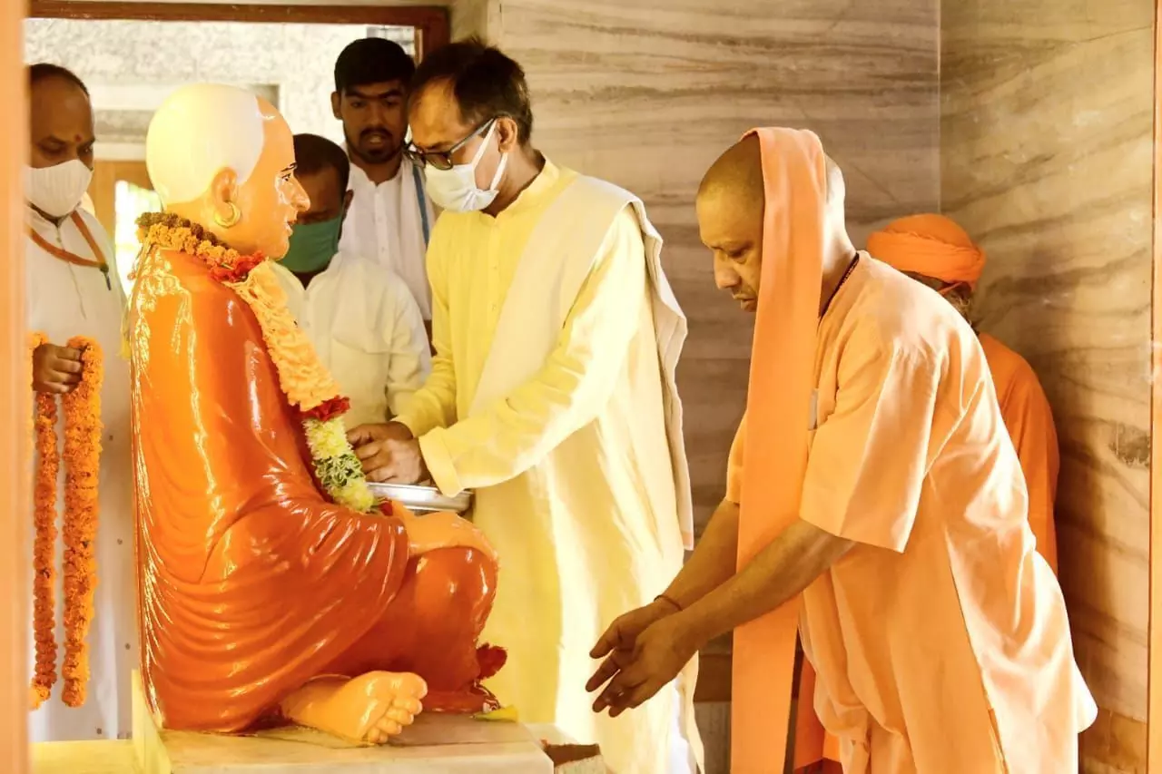 गुरु पूर्णिमा पर गुरु के पाँव छूकर लिया सीएम योगी ने आशीर्वाद गुरु पूर्णिमा पर गुरु के पाँव छूकर लिया सीएम योगी ने आशीर्वाद