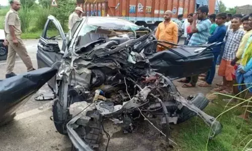 कंटेनर से टकराई कार हादसे में प्रोफेसर समेत 2 की मौत, 4 लोग घायल, इलाज के लिए अस्पताल में कराया गया भर्ती कंटेनर से टकराई कार हादसे में प्रोफेसर समेत 2 की मौत, 4 लोग घायल, इलाज के लिए अस्पताल में कराया गया भर्ती