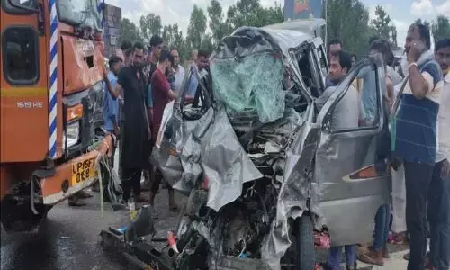 यूपी में दर्दनाक हादसा : रामपुर में टैंकर और कार की टक्कर में छह लोगों की मौत यूपी में दर्दनाक हादसा : रामपुर में टैंकर और कार की टक्कर में छह लोगों की मौत