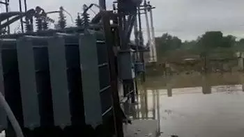 एटा में दो बिजलीघर बारिश के पानी में डूबे, जेसीबी समर पंप की मदद से पानी की की गई निकासी