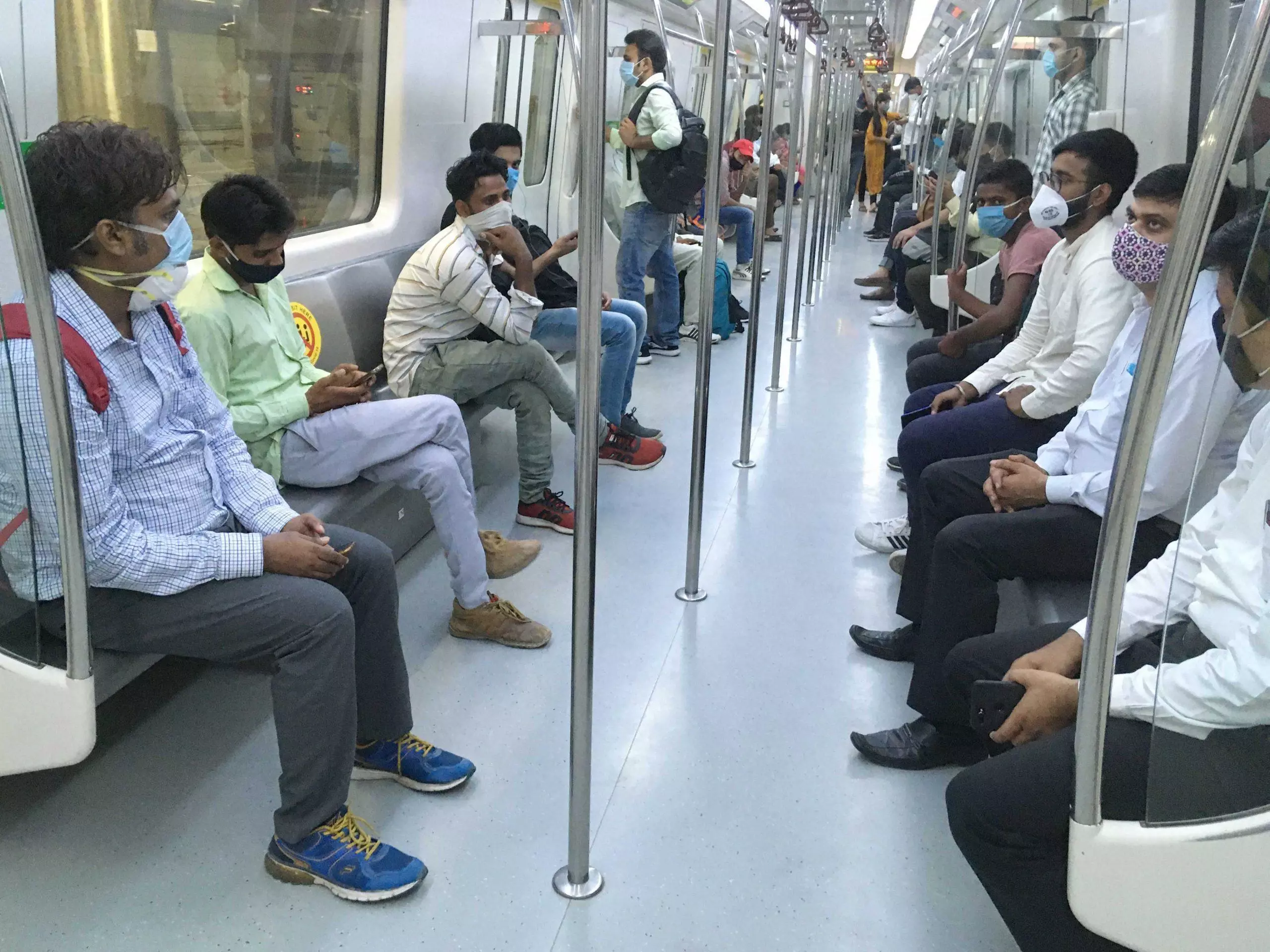 दिल्ली मेट्रो में अब हर सीट पर बैठकर कर सकते है यात्रा, खड़े होकर यात्रा की मनाही