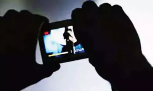 छात्रा को अश्लील वीडियो भेजता था अध्यापक, हुआ गिरफ्तार