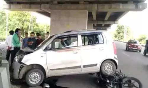 हापुड़ में तेज रफ्तार का कहर, कार में उलझकर घिसटती रही वाइक हापुड़ में तेज रफ्तार का कहर, कार में उलझकर घिसटती रही वाइक