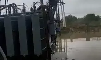 एटा में दो बिजलीघर बारिश के पानी में डूबे, जेसीबी समर पंप की मदद से पानी की की गई निकासी एटा में दो बिजलीघर बारिश के पानी में डूबे, जेसीबी समर पंप की मदद से पानी की की गई निकासी