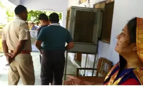 एटा में पर्स छीनकर भाग रहे चोर को लोगों ने दबोचा किया पुलिस के हवाले एटा में पर्स छीनकर भाग रहे चोर को लोगों ने दबोचा किया पुलिस के हवाले