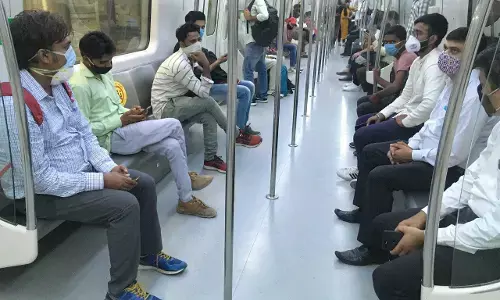 दिल्ली मेट्रो में अब हर सीट पर बैठकर कर सकते है यात्रा, खड़े होकर यात्रा की मनाही दिल्ली मेट्रो में अब हर सीट पर बैठकर कर सकते है यात्रा, खड़े होकर यात्रा की मनाही