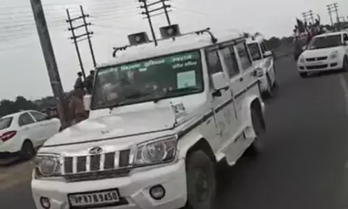 हजारों की संख्या में एटा जनपद में घूम रहीं हूटर लगीं हुई गाडियाँ, पुलिस प्रशासन बेअसर, सीएम योगी को दिखा रहें ठेंगा हजारों की संख्या में एटा जनपद में घूम रहीं हूटर लगीं हुई गाडियाँ, पुलिस प्रशासन बेअसर, सीएम योगी को दिखा रहें ठेंगा