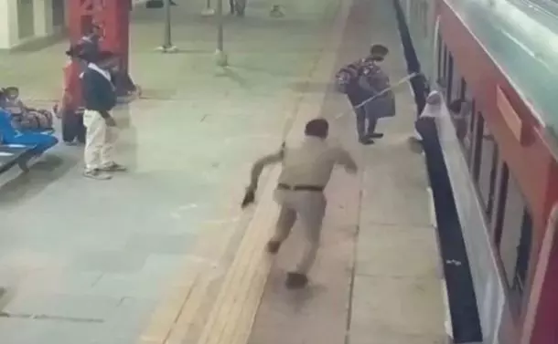 सिपाही की दूसरी कोशिश लाई रंग, ट्रेन-प्लेटफॉर्म के बीच घिसटते यात्री की बचाई जान, वीडियो वायरल सिपाही की दूसरी कोशिश लाई रंग, ट्रेन-प्लेटफॉर्म के बीच घिसटते यात्री की बचाई जान, वीडियो वायरल