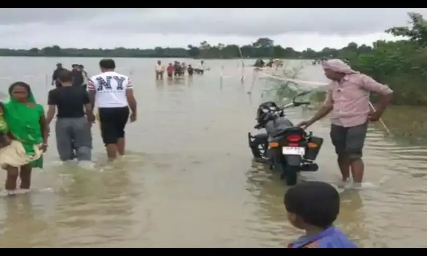 गोरखपुर: मूसलाधार बारिश लोगों के लिए बनी आफत,घरों में 7 फ़ीट तक घुसा पानी