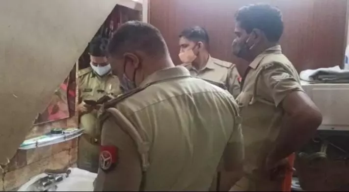 प्रयागराज में बर्तन व्यापारी ने लाइसेंसी रिवाल्वर से बाथरूम में खुद को मारी गोली,हुई मौत प्रयागराज में बर्तन व्यापारी ने लाइसेंसी रिवाल्वर से बाथरूम में खुद को मारी गोली,हुई मौत
