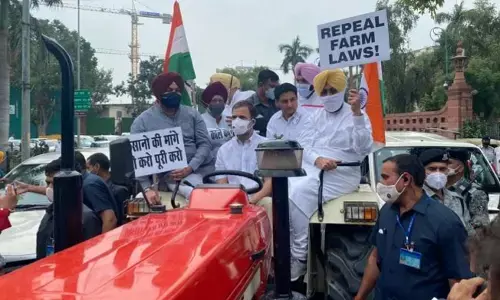 ट्रैक्टर चलाकर संसद पहुंचे राहुल गांधी, दिल्ली पुलिस ने सुरजेवाला और श्रीनिवास को हिरासत में लिया ट्रैक्टर चलाकर संसद पहुंचे राहुल गांधी, दिल्ली पुलिस ने सुरजेवाला और श्रीनिवास को हिरासत में लिया