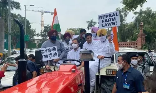 राहुल जिस ट्रैक्टर से संसद पहुंचे वो हुआ जब्त, जानें क्या है मामला? राहुल जिस ट्रैक्टर से संसद पहुंचे वो हुआ जब्त, जानें क्या है मामला?