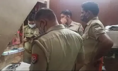 प्रयागराज में बर्तन व्यापारी ने लाइसेंसी रिवाल्वर से बाथरूम में खुद को मारी गोली,हुई मौत प्रयागराज में बर्तन व्यापारी ने लाइसेंसी रिवाल्वर से बाथरूम में खुद को मारी गोली,हुई मौत