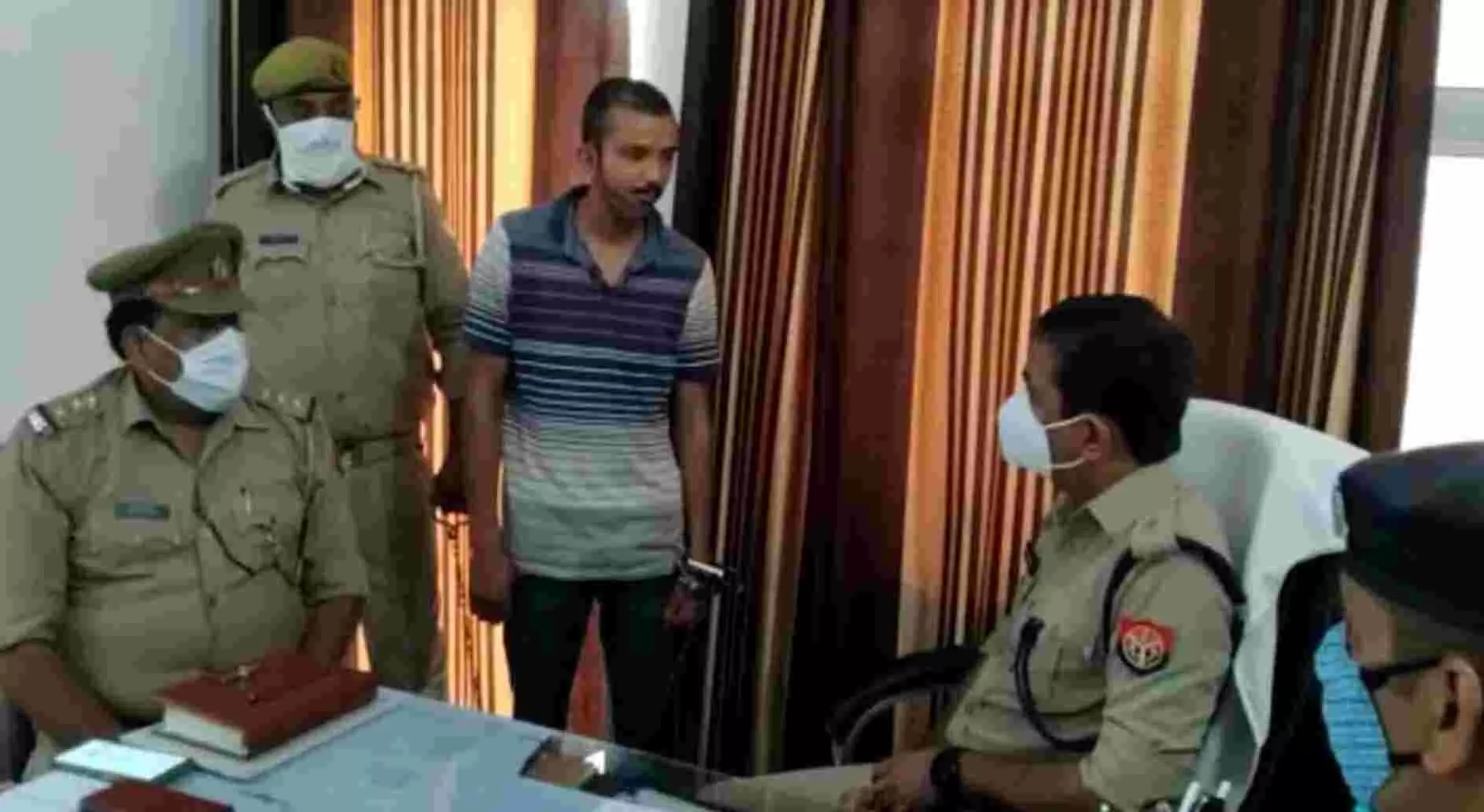 यूपी : 20 साल बाद पिता की हत्या का लिया बदला, खौफनाक तरीके से उतारा मौत के घाट यूपी : 20 साल बाद पिता की हत्या का लिया बदला, खौफनाक तरीके से उतारा मौत के घाट
