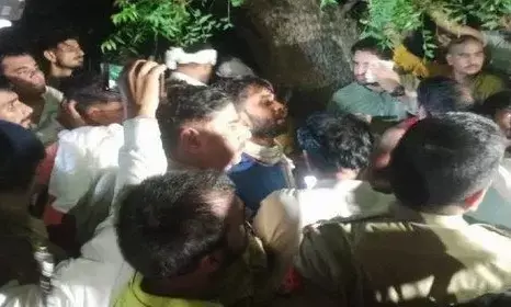 यूपी के बागपत में मचा हडकम्प, जब परिजनों को गिरफ्तार कर पुलिस आगे बड़ी तो बेटे ने लगाई फांसी, मौके पर मौत यूपी के बागपत में मचा हडकम्प, जब परिजनों को गिरफ्तार कर पुलिस आगे बड़ी तो बेटे ने लगाई फांसी, मौके पर मौत