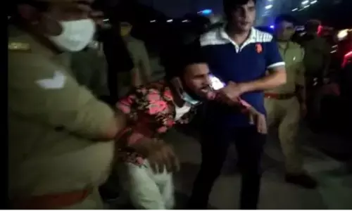 नोएडा: पुलिस और बदमाशों के बीच हुई मुठभेड़,एक बदमाश घायल नोएडा: पुलिस और बदमाशों के बीच हुई मुठभेड़,एक बदमाश घायल