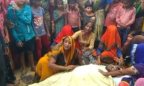 एटा: घर की छत से गुजर रहे हाई वोल्टेज लाइन के तार में करंट लगने से युवक की मौत एटा: घर की छत से गुजर रहे हाई वोल्टेज लाइन के तार में करंट लगने से युवक की मौत