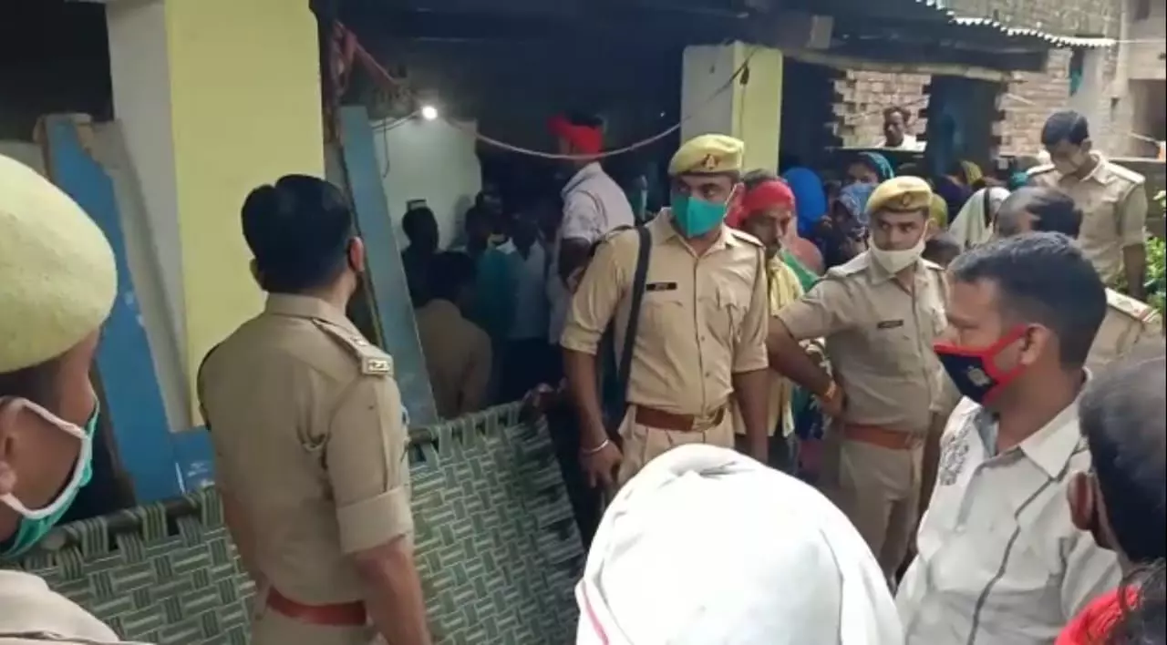 प्रयागराज में दंपत्ति की गला रेतकर हत्या ,वही बच्चा खेलता रहा प्रयागराज में दंपत्ति की गला रेतकर हत्या ,वही बच्चा खेलता रहा