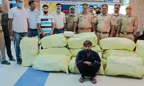 जालौन पुलिस की बड़ी कामयाबी, साढ़े चार कुंटल गांजा समेत आरोपी गिरफ्तार, एसपी रविकुमार ने दी जानकारी जालौन पुलिस की बड़ी कामयाबी, साढ़े चार कुंटल गांजा समेत आरोपी गिरफ्तार, एसपी रविकुमार ने दी जानकारी