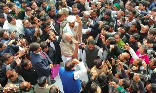 कांग्रेस के महारथी बन सकते हैं आचार्य प्रमोद? कांग्रेस के महारथी बन सकते हैं आचार्य प्रमोद?