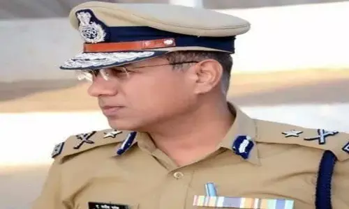 महिला इंस्पेक्टर को पुलिस कमिश्नर ने किया सस्पेंड, दो दारोगा भी नपे महिला इंस्पेक्टर को पुलिस कमिश्नर ने किया सस्पेंड, दो दारोगा भी नपे