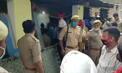 प्रयागराज में  दंपत्ति की गला रेतकर हत्या ,वही बच्चा खेलता रहा प्रयागराज में  दंपत्ति की गला रेतकर हत्या ,वही बच्चा खेलता रहा