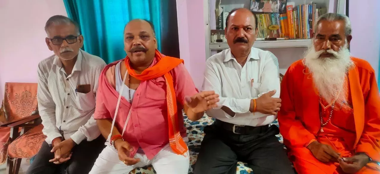 हिंदूवादी नेता को बसपा नेता ने घेरकर पीटा हिंदूवादी नेता को बसपा नेता ने घेरकर पीटा